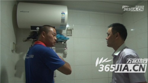 萬和售后正在為劉師傅講解電熱水器的安全使用規范